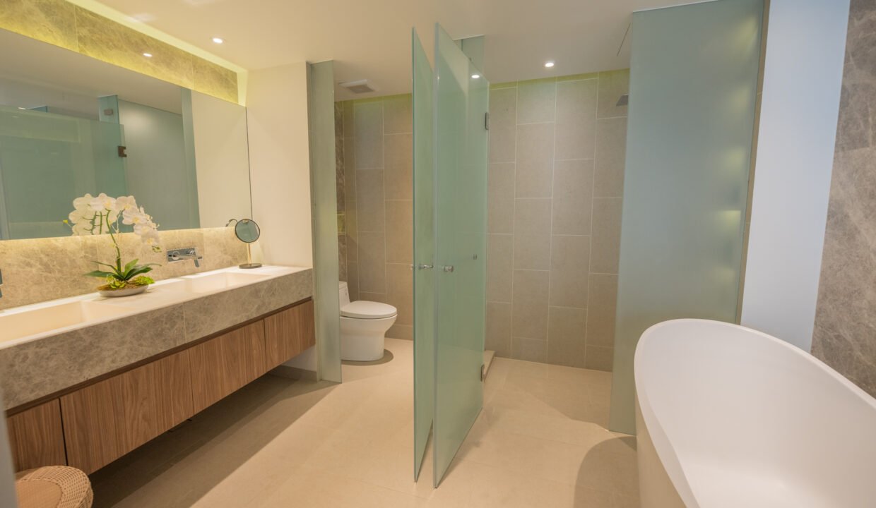 Master Bedroom_s Bathroom(1)